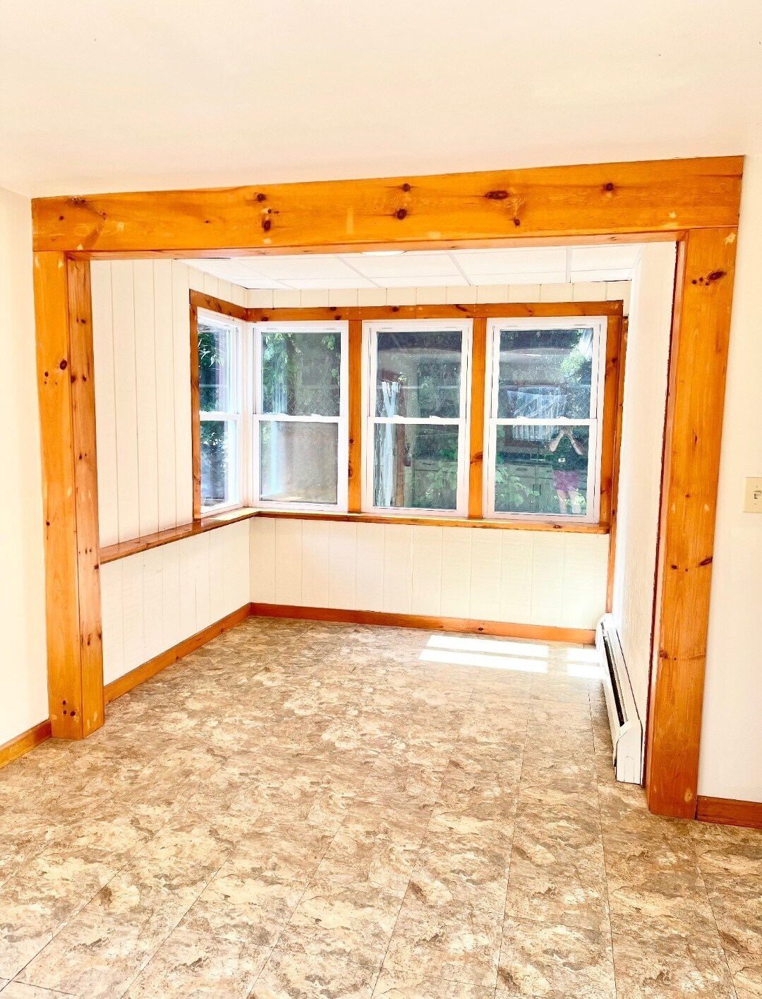 Sunny Breakfast Nook! - 204 N Champlain St