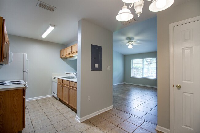 Building Photo - 2738 W Tharpe St