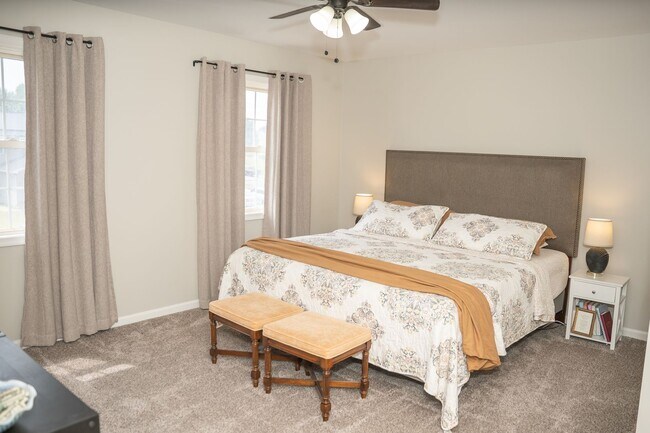 Building Photo - Charming 3 Bedroom, 1.5 Bath Townhome - EL...