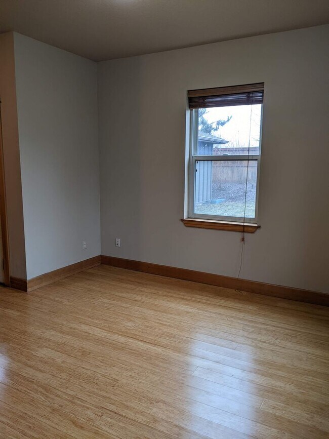 Building Photo - 675 Larch Ct