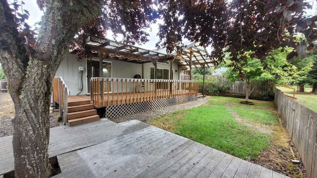 Building Photo - 310 Village Dr