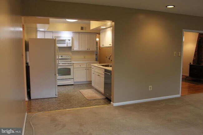 Building Photo - 6210 Cottonwood St