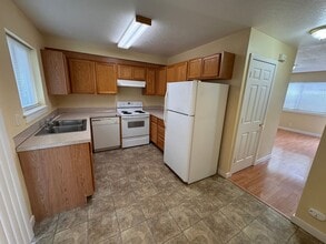 Building Photo - Blocks from UO! 2 large bedrooms 1.5 bath included in unit laundry and off street parking