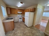 Building Photo - Blocks from UO! 2 large bedrooms 1.5 bath included in unit laundry and off street parking