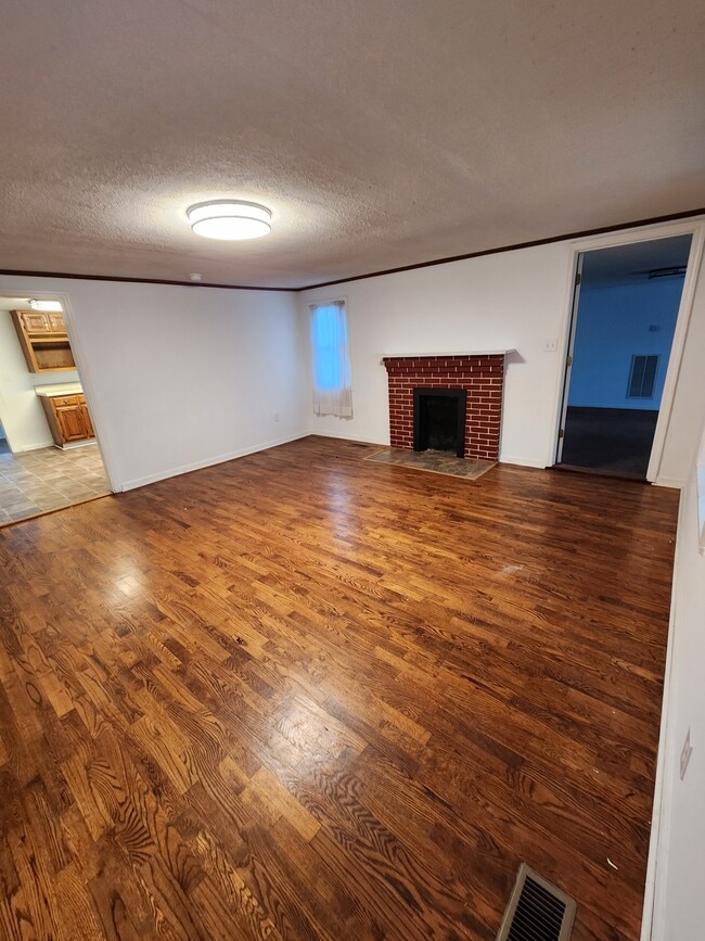 Building Photo - 2000 Oxnard Rd