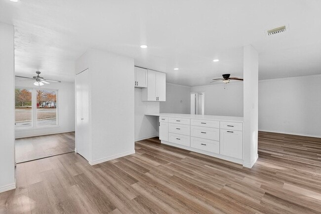 Building Photo - 5516 Laredo Ln