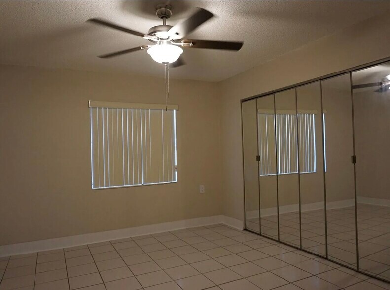 Building Photo - 11285 N Kendall Dr