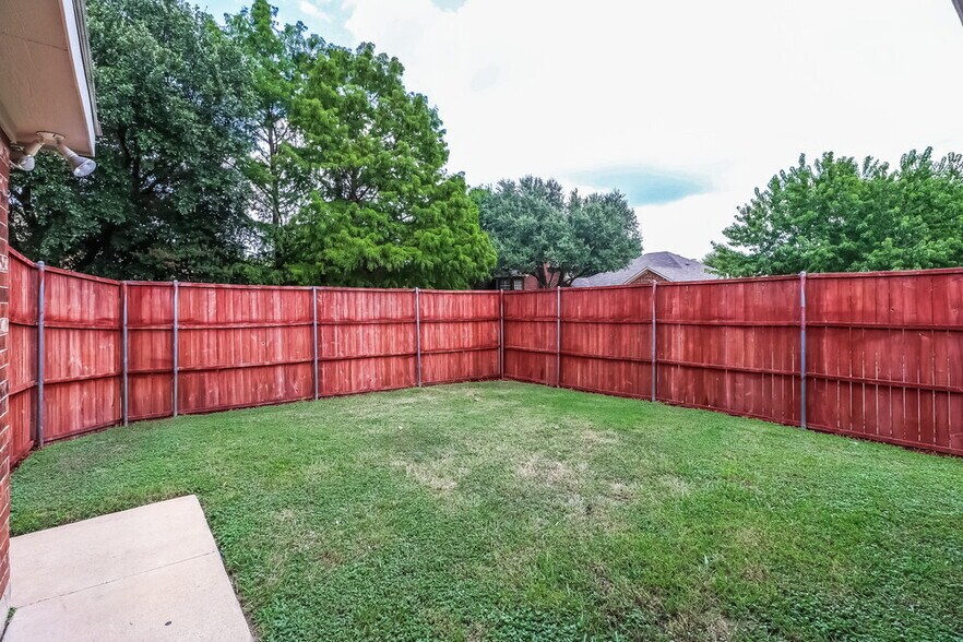 Building Photo - 2844 Claremont Dr