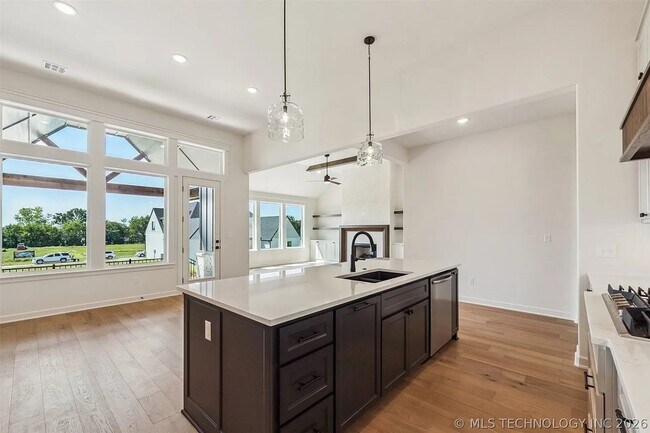 Building Photo - 5 Bed | 4 Bath House