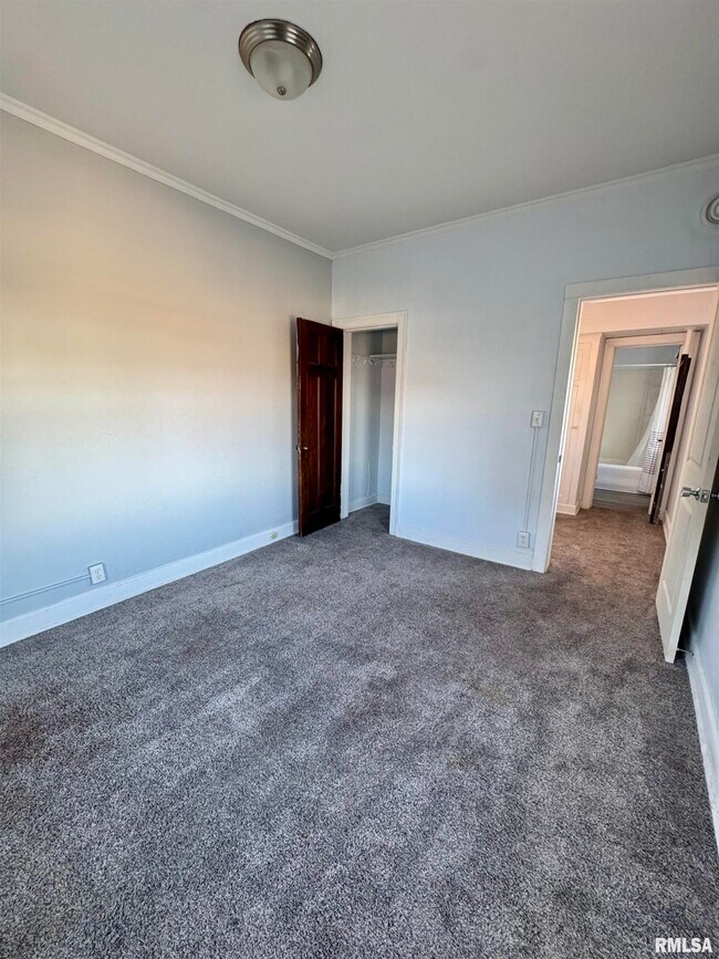 Building Photo - 2028 7th Ave