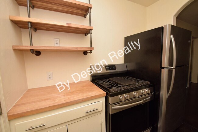 Building Photo - Midtown 2 Bed 1 Bath Home on Huge Lot
