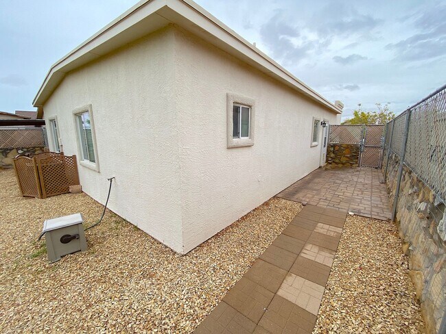Building Photo - East El Paso 3bed/2bath Refrig A/C