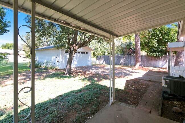 Building Photo - "Adorable 2-Bedroom, 1-Bath in Home with Beautiful Oak Floors, Spacious Yard and Lawn Service Inc...