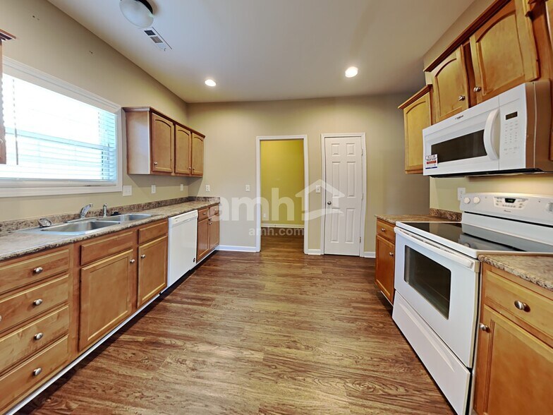Building Photo - 1223 Chapmans Retreat Dr