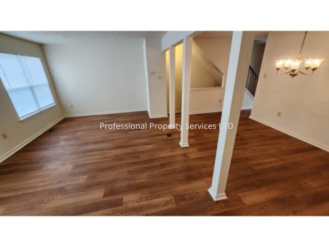 Building Photo - Beautiful 3 Level Garage Townhome Convenient Location!