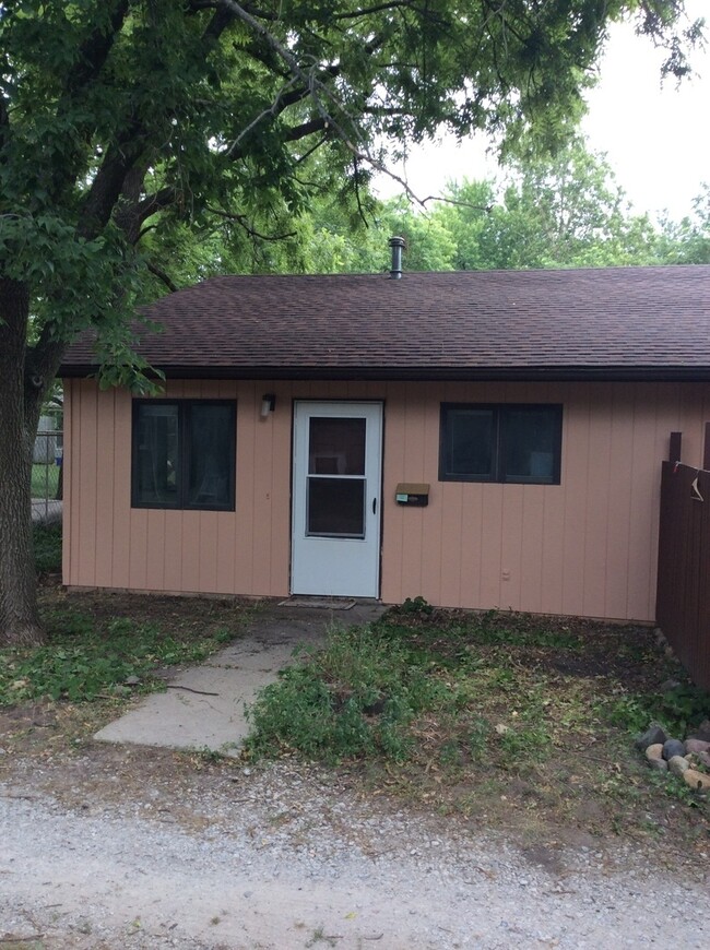 Building Photo - AVAILABLE AUGUST 1st! 2 BEDROOM DUPLEX NW ...