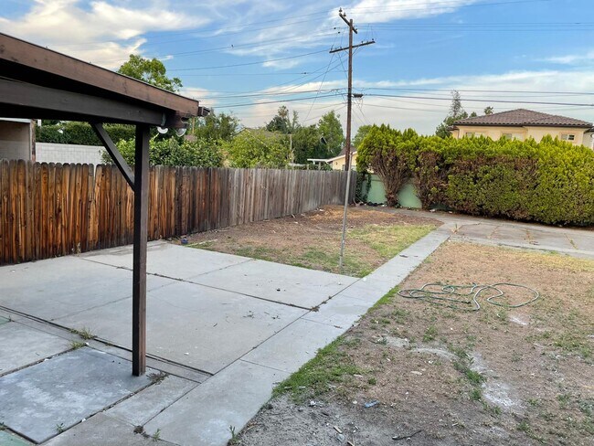 Building Photo - 5928 N Muscatel Ave