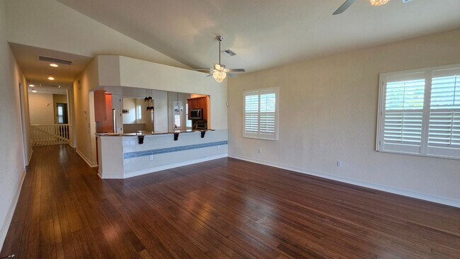 Building Photo - 3 bedroom 3 bathroom 2 car garage townhome in Mission Inn.