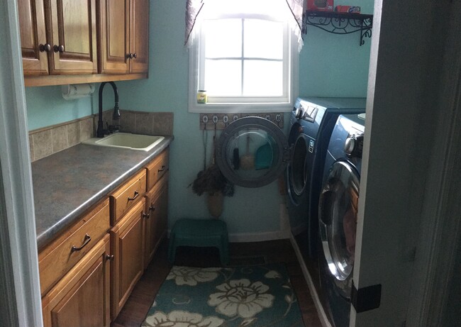 laundry room - 203 Three Runs Plantation Dr