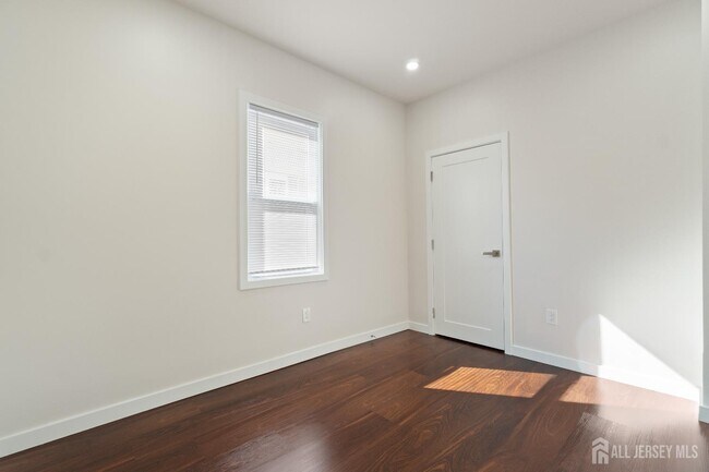 Building Photo - 824 George St