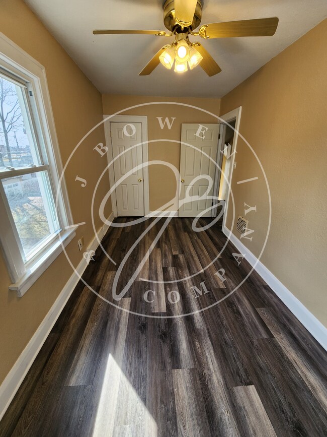 Building Photo - 3 bed 1 bath over 1200 Sq ft. and full basement!