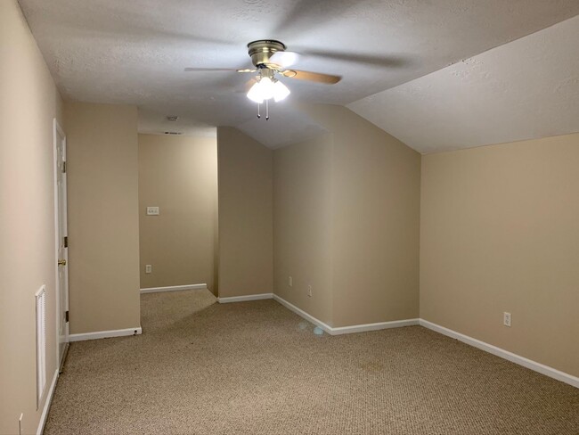 Building Photo - Townhome just minutes to Gate 2.