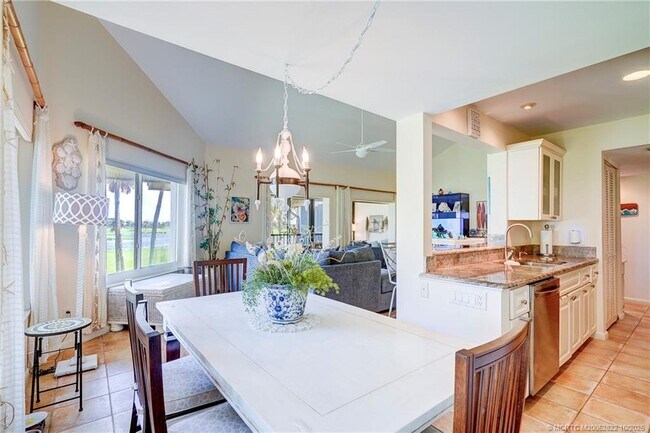 Building Photo - 233 NE Edgewater Dr