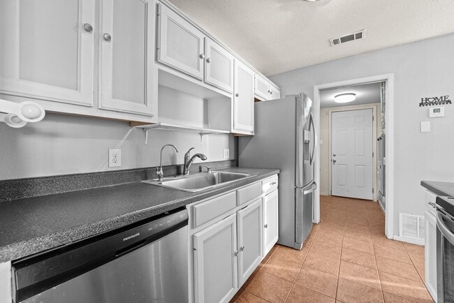 Building Photo - 1728 Linda Ave