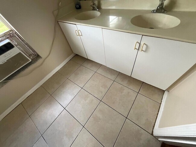 Building Photo - 1002 SW Romaine Ln