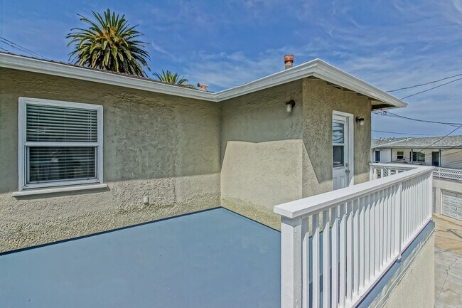 Building Photo - 344-348 Calle Miramar
