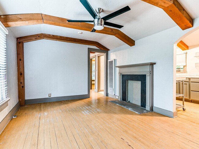 Building Photo - Unique with a Artsy Flare    1Bed + Flex Room /1.5 Bath in Edgemere Park