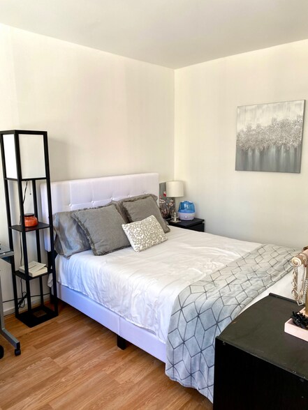 Building Photo - 211 E Ohio St