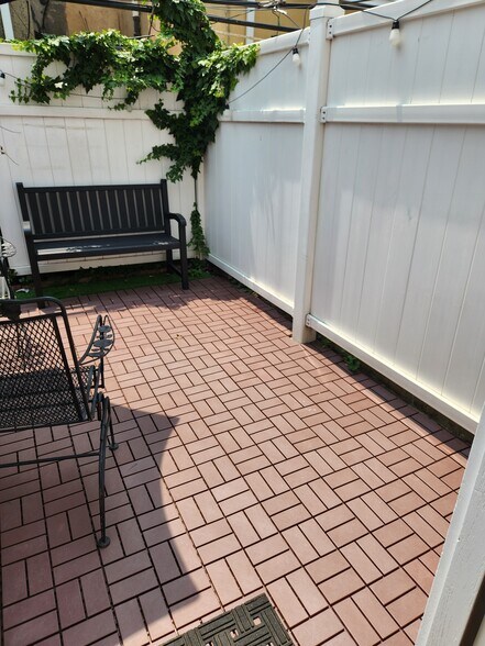 Bench - 604 Gerritt St