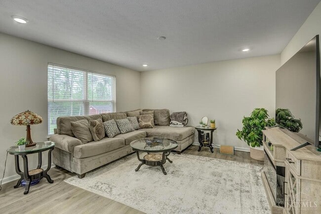 Building Photo - 111 River Hts Dr