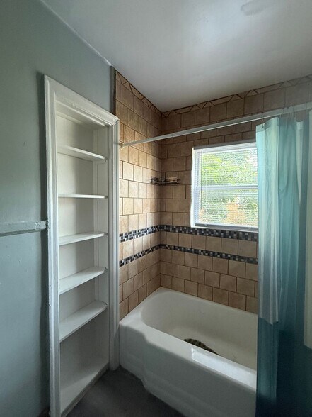 Building Photo - 4804 E 34th St