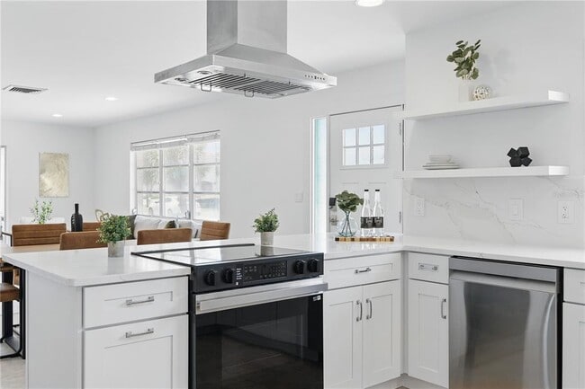 Building Photo - 3528 Casablanca Ave