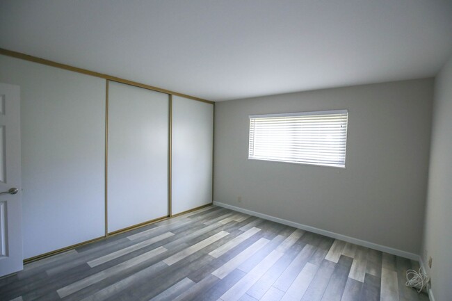 Building Photo - San Ramon Gardens Condo - 2 Bed and 1 Bath...