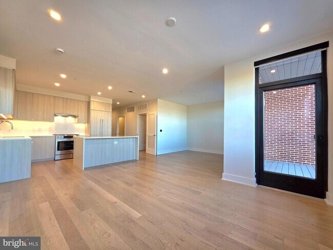 Building Photo - 737 Swann Ave