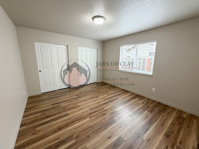 Building Photo - 1010/1012 NW Highlands Loop