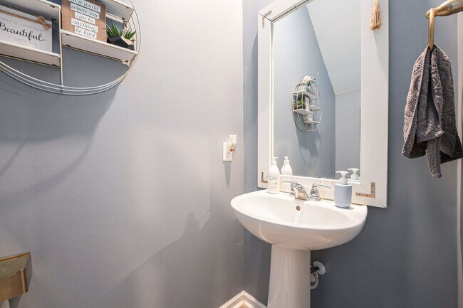 Building Photo - Spacious 5BR House in Charleston