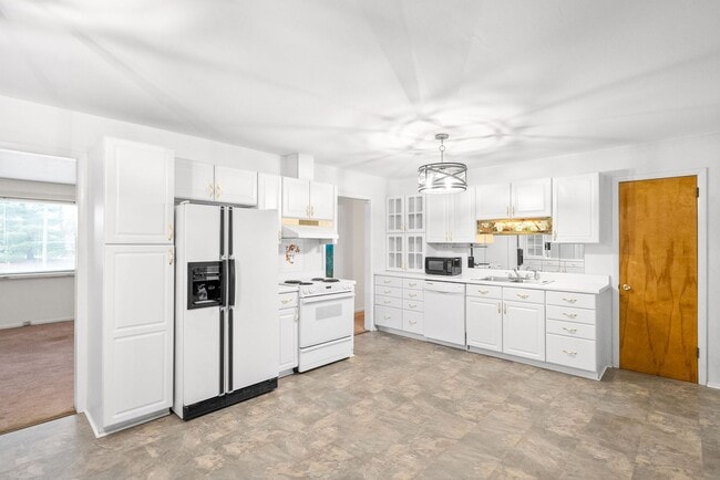 Building Photo - 3 Bedroom Pet Friendly Home For Rent With Finished Basement!