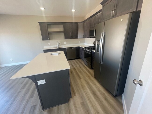 Building Photo - Cedar Reserve End Unit!!