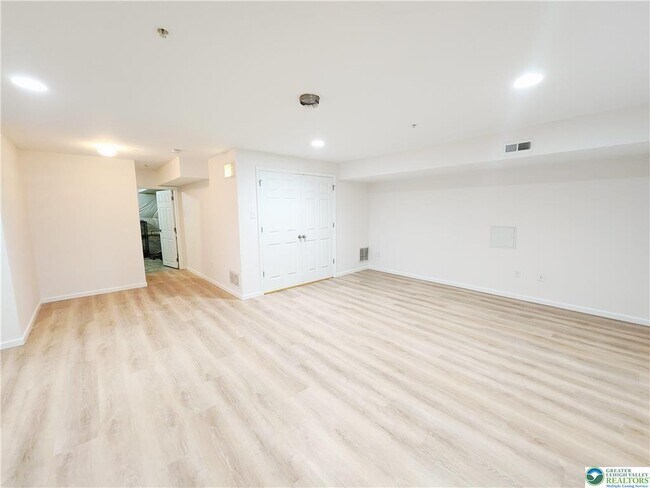 Building Photo - 937 King Way