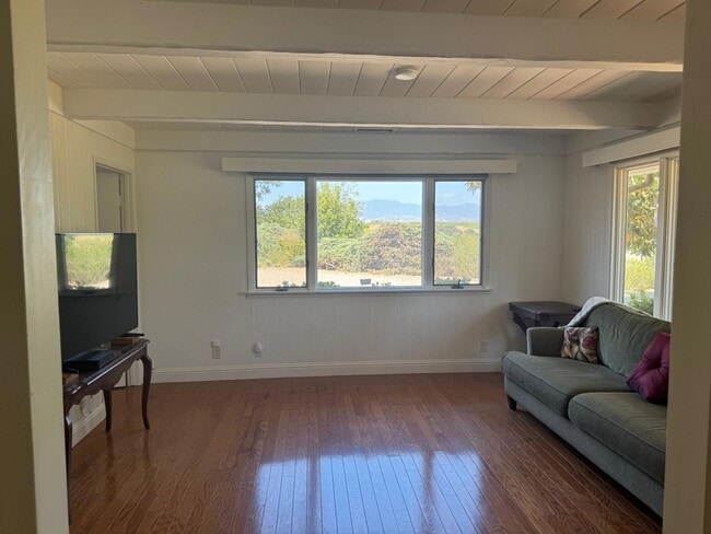 Building Photo - 724 N Refugio Rd