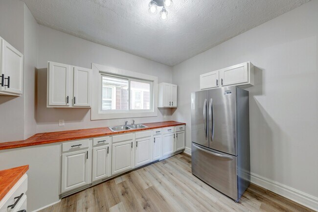 Building Photo - 1138 W 33rd St