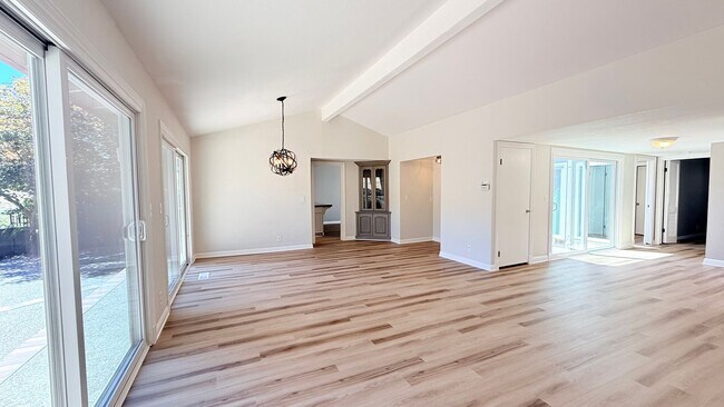 Building Photo - 750 N Paradise Valley Ct