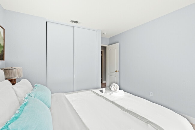 Building Photo - 10919 Mirador Dr