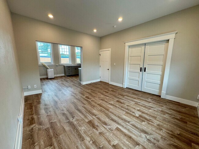 Building Photo - Modern 1 Bedroom! AVAILABLE NOW!
