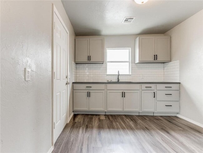 Building Photo - 1716 SW 18th St