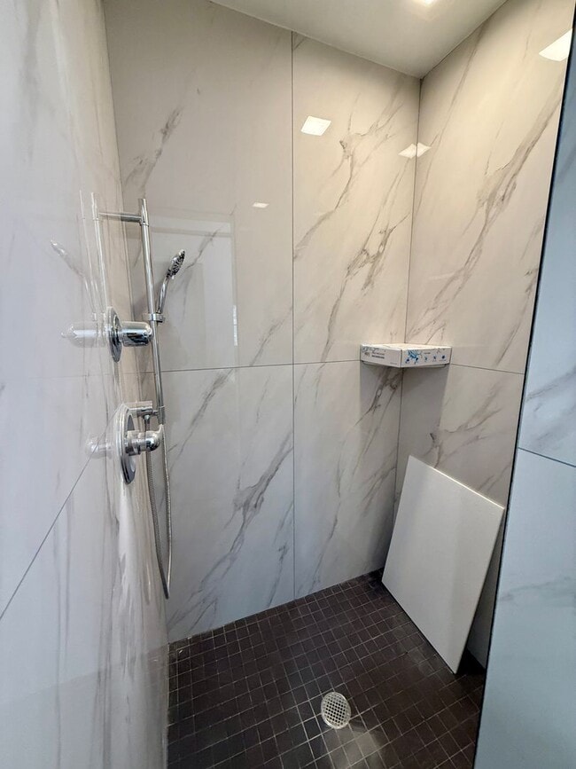 Building Photo - 3 bed 2.5 bath townhome - New Renovation